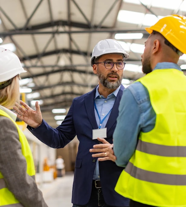 empresa-de-logistica-y-transporte-operarios-charlando (1)