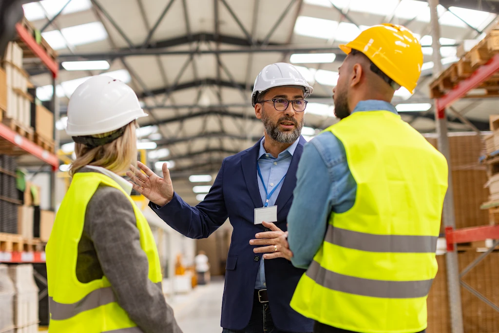 empresa-de-logistica-y-transporte-operarios-charlando