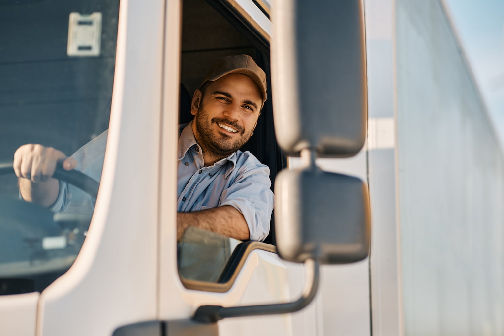 empresa-de-logistica-y-transporte-camionero-feliz