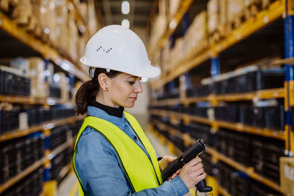 entreprise-de-logistique-et-de-transport-fille-dans-le-magasin-avec-arme-étiquetée