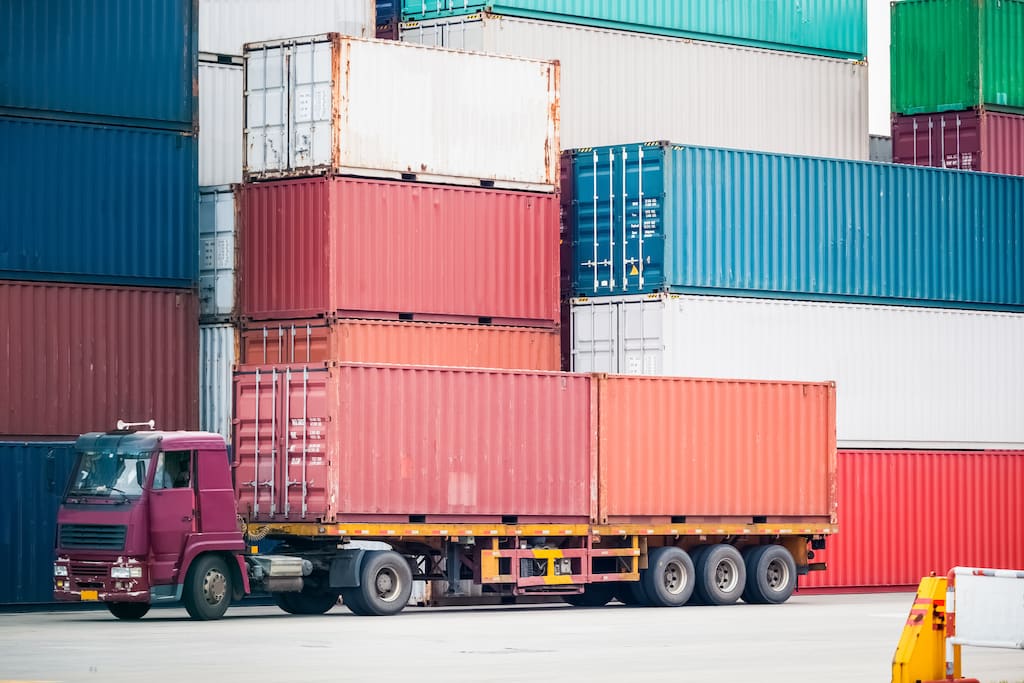 empresa-de-logistica-y-transporte-camion-portacontenedores