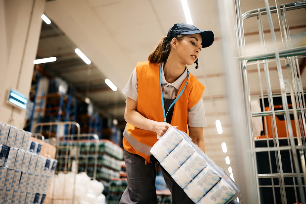 empresa-de-logistica-y-transporte-trabajadora-en-almacen-logistico