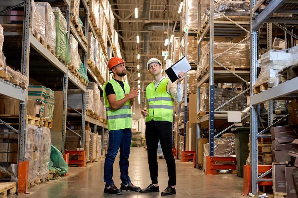 empresa-de-logistica-y-transporte-trabajadores-de-almacen-logistico